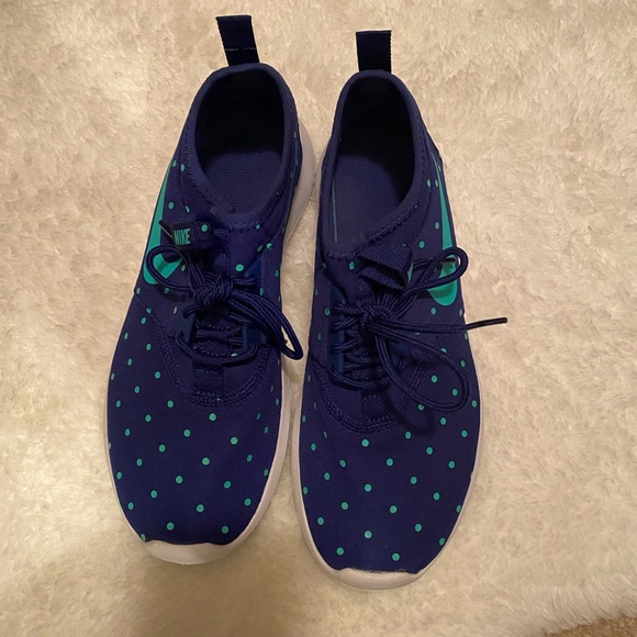 Women’s Size 7.5 Nike Juvenates - Picture 2 of 4